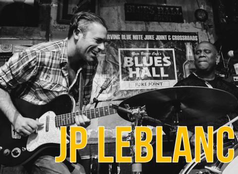 jp leblanc sur scène avec sa guitare