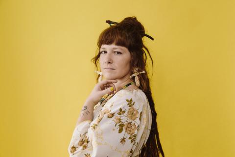 Mimi sur fond jaune