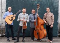 Les membres du groupe posant avec leurs instruments de musique