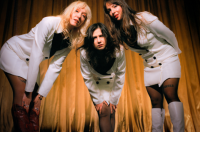 Les 3 filles du groupes en veste blanche.