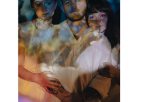 Une image colorée des 3 artistes dont 2 femmes encadrant 1 homme de gauche à droite.