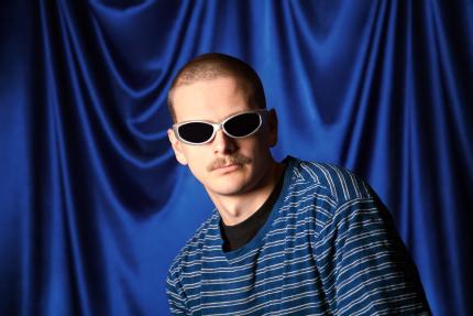 P'tit Belliveau avec des lunettes de soleil