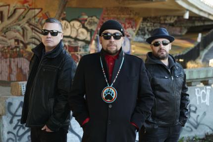 trois membres du groupe Maten de face