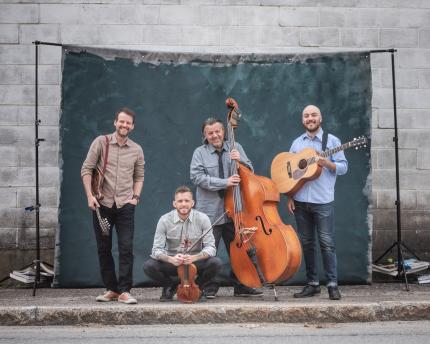 Les membres du groupe posant avec leurs instruments de musique